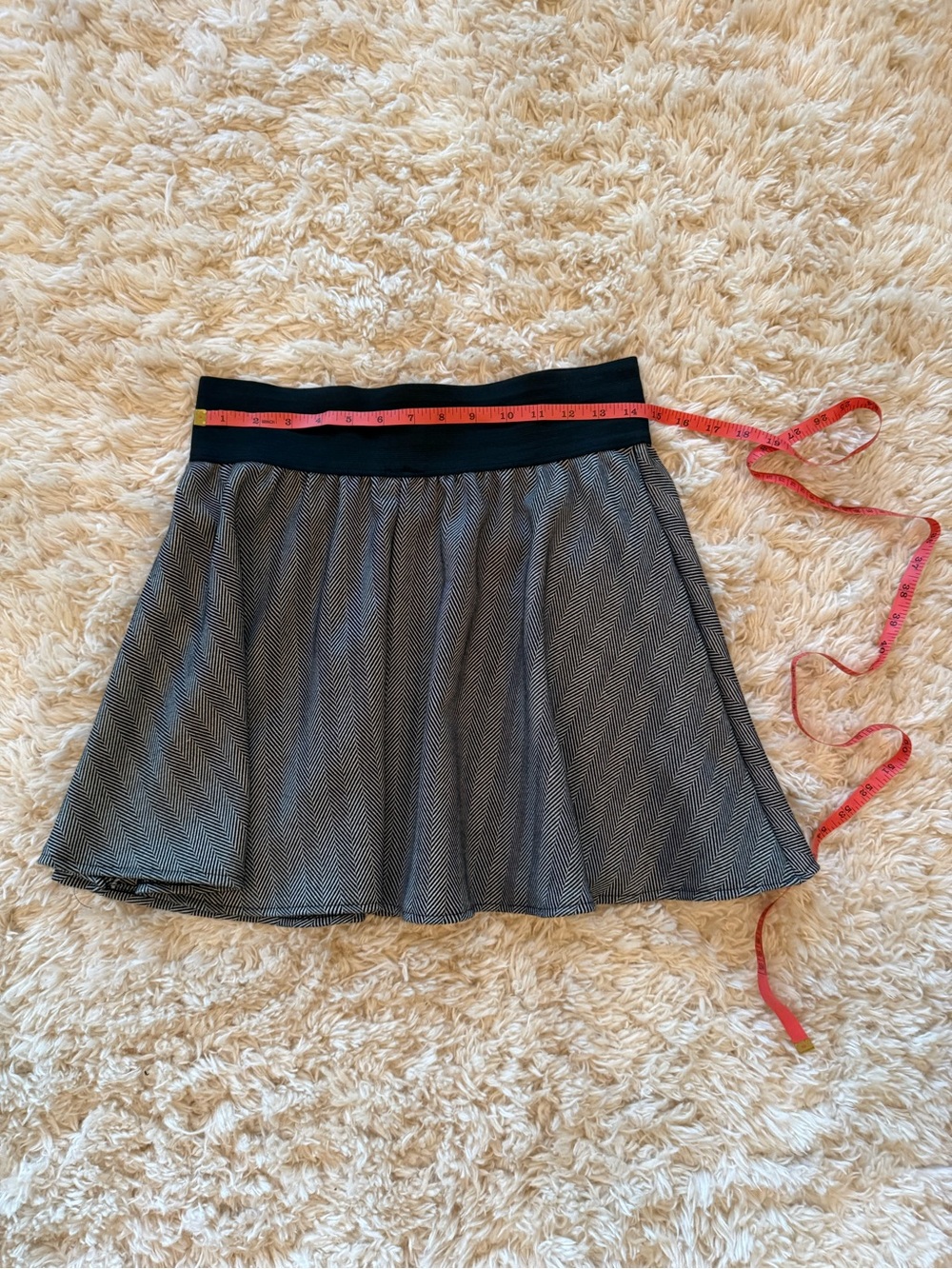 Houndstooth black and white flowy mini skirt juniors size medium - Picture 2 of 5